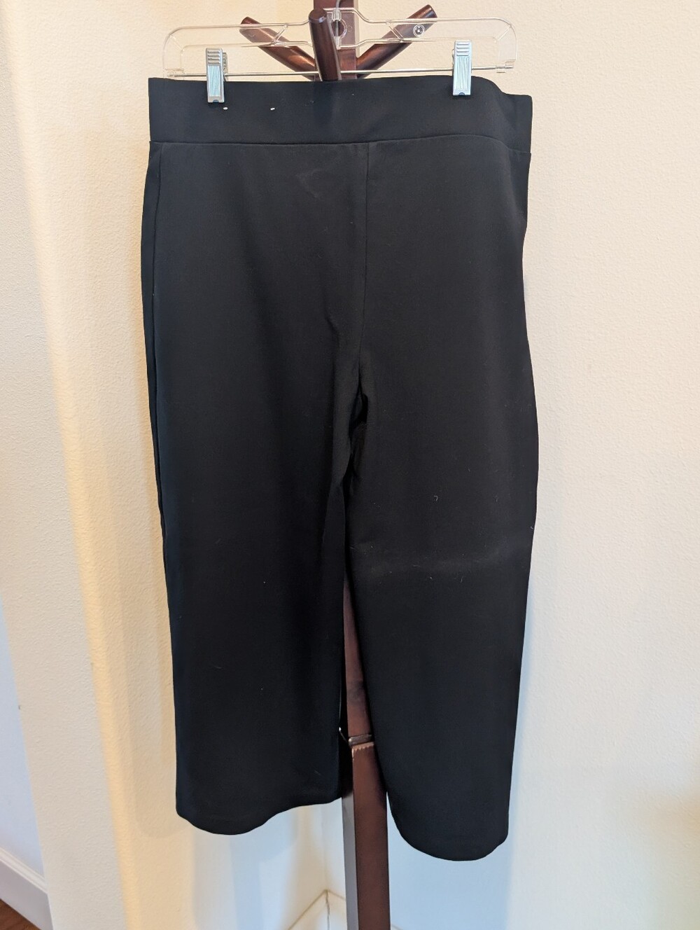 Ann Taylor Black Pull-On Knit Crop Pants, Size M